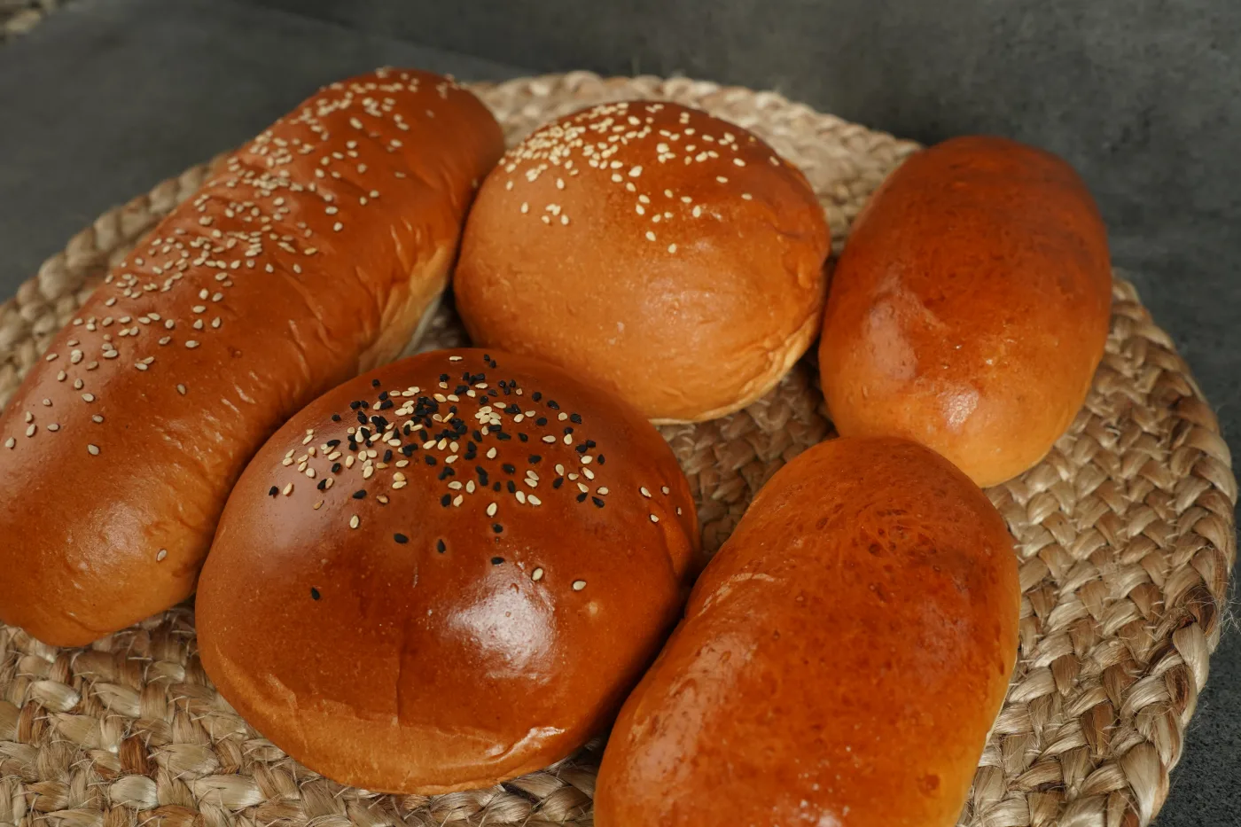 Frisch gebackene Brote und Brötchen der Bäckerei Erze