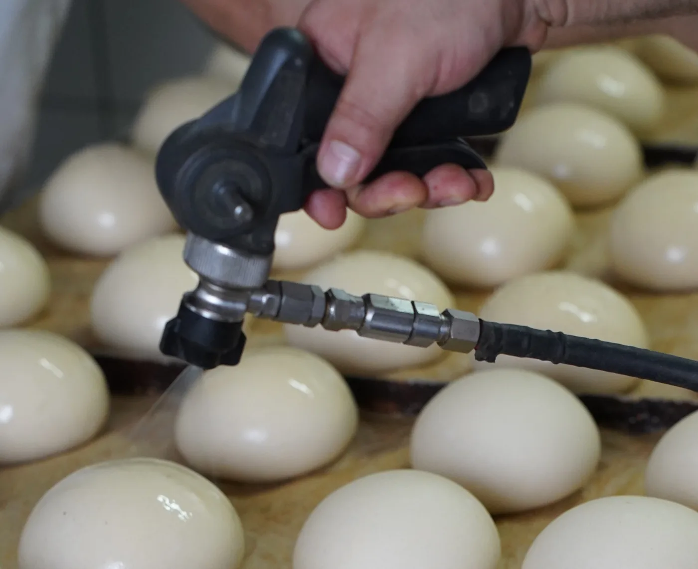 Handarbeit in der Backstube der Bäckerei Erze